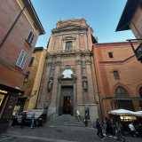 Al civico 10 ci troviamo davanti al Santuario di Santa Maria della Vita, che custodisce al suo interno uno dei capolavori dell�artista: il Compianto sul Cristo Morto